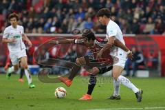 1. Bundesliga - Fußball - FC Ingolstadt 04 - FC Augsburg - Darío Lezcano (37, FCI) gegen Jeong-Ho Hong (FCA 20)