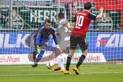 1. Bundesliga - Fußball - FC Ingolstadt 04 - FC Augsburg - Torwart Ramazan Özcan (1, FCI) rettet den Ball von Raul Bobadilla (FCA 25)