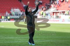 1. Bundesliga - Fußball - FC Ingolstadt 04 - VfL Wolfsburg -  Unentschieden Freude bedankt sich bei den Fans Cheftrainer Ralph Hasenhüttl (FCI)