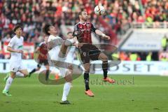 1. Bundesliga - Fußball - FC Ingolstadt 04 - FC Augsburg - Moritz Hartmann (9, FCI) am Ball, links Dong-Won Ji (FCA 22)