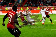 1. Bundesliga - Fußball - FC Ingolstadt 04 - SV Werder Bremen - Danny da Costa (21, FCI) spielt einen Pass auf Stefan Lex (14, FCI). Jannik Vestergaard (7, SV Werder Bremen) kommt vorher an den Ball.