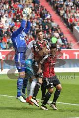 1. Bundesliga - Fußball - FC Ingolstadt 04 - FC Schalke 04 - Torwart Ralf Fährmann (Schalke 1) fängt vor Lukas Hinterseer (16, FCI) und Darío Lezcano (37, FCI)