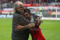 1. Bundesliga - Fußball - FC Ingolstadt 04 - Borussia Mönchengladbach - Sieg Jubel Vorsitzender des Vorstandes Peter Jackwerth (FCI) mit Almog Cohen (36, FCI)