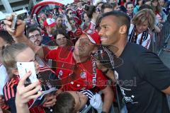 1. Bundesliga - Fußball - FC Ingolstadt 04 - FC Bayern München - Verabschiedung Saisonabschlußfest, Fahnen Schals Jubel Choreo, Autogramme Selfies Marvin Matip (34, FCI)