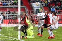 1. Bundesliga - Fußball - FC Ingolstadt 04 - 1. FSV Mainz 05 - Torchance für FCI, Torwart Karius, Loris (Mainz 1) am Boden Benjamin Hübner (5, FCI) Moritz Hartmann (9, FCI)