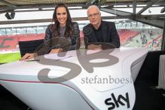 1. Bundesliga - Fußball - FC Ingolstadt 04 - 1. FSV Mainz 05 - Sky Moderatorin Esther Sedlaczek mit Franz Beckenbauer im neuen Sky Glas Studio im Audi Sportpark