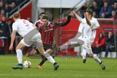 1. Bundesliga - Fußball - FC Ingolstadt 04 - FC Augsburg - Mathew Leckie (7, FCI) kommt nicht an Dominik Kohr (FCA 21) vorbei