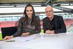 1. Bundesliga - Fußball - FC Ingolstadt 04 - 1. FSV Mainz 05 - Sky Moderatorin Esther Sedlaczek mit Franz Beckenbauer im neuen Sky Glas Studio im Audi Sportpark