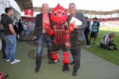 1. Bundesliga - Fußball - FC Ingolstadt 04 - VfL Wolfsburg -  Ehrung schönstes Trikot der Bundesliga, Schanzi