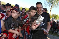 1. Bundesliga - Fußball - FC Ingolstadt 04 - FC Bayern München - Verabschiedung Saisonabschlußfest, Fahnen Schals Jubel Choreo, Autogramme Selfies Benjamin Hübner (5, FCI)