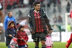 1. Bundesliga - Fußball - FC Ingolstadt 04 - VfB Stuttgart - Torschütze Darío Lezcano (37, FCI) mit Kindern nach dem Spiel auf dem Spielfeld