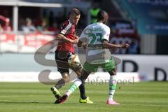 1. Bundesliga - Fußball - FC Ingolstadt 04 - VfL Wolfsburg -  Pascal Groß (10, FCI) und Josuha Guilavogui (Wolfsburg 23)