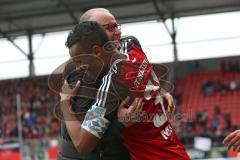 1. Bundesliga - Fußball - FC Ingolstadt 04 - Borussia Mönchengladbach - Sieg Jubel Vorsitzender des Vorstandes Peter Jackwerth (FCI) mit Marvin Matip (34, FCI)