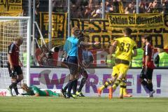 1. Bundesliga - Fußball - FC Ingolstadt 04 - Borussia Dortmund - Tor zum 0:1 Torwart Örjan Haskjard Nyland (26, FCI) am Boden