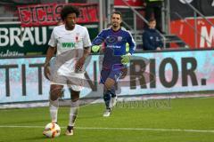 1. Bundesliga - Fußball - FC Ingolstadt 04 - FC Augsburg - Torwart Ramazan Özcan (1, FCI) holt sich den Ball von Caiuby (FCA 30)