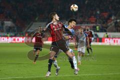 1. Bundesliga - Fußball - FC Ingolstadt 04 - TSG Hoffenheim - Mathew Leckie (7, FCI) zieht ab, drüber Kim, Jin-Su (TSG 20)