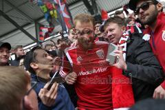 1. Bundesliga - Fußball - FC Ingolstadt 04 - Borussia Mönchengladbach - Sieg Spiel ist aus Fans Jubel, Torschütze Moritz Hartmann (9, FCI) bei den Fans mit Megaphon