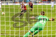 1. Bundesliga - Fußball - FC Ingolstadt 04 - SV Darmstadt 98 - Elfmeter Strafstoß Moritz Hartmann (9, FCI) trifft zum 2:1 Tor Jubel, Torwart Christian Mathenia (31 Darmstadt 98) chancenlos