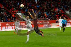 1. Bundesliga - Fußball - FC Ingolstadt 04 - SV Werder Bremen - Darió Lezcano (37, FCI) und Lukas Fröde (39, SV Werder Bremen) im Zweikampf