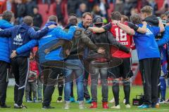 1. BL - Saison 2015/2016 - FC Ingolstadt 04 - Borussia Mönchengladbach - Die Spieler bilden einen Kreis nach dem Schlusspfiff - Romain Brègerie (#18 FC Ingolstadt 04) - Ralph Hasenhüttl (Trainer FC Ingolstadt 04) -  Foto: Meyer Jürgen