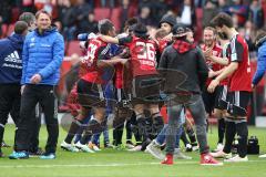 1. BL - Saison 2015/2016 - FC Ingolstadt 04 - Borussia Mönchengladbach - Die Spieler freuen sich über ihren 1:0 Sieg - Ralph Hasenhüttl (Trainer FC Ingolstadt 04) - Almog Cohen (#36 FC Ingolstadt 04) - Marvin Matip (#34 FC Ingolstadt 04) - Moritz Hartmann