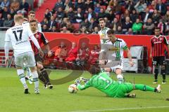 1. Bundesliga - Fußball - FC Ingolstadt 04 - Borussia Mönchengladbach - Torwart Yann Sommer (Gladbach 1) schneller am Ball Lukas Hinterseer (16, FCI) Oscar Wendt (Gladbach 17) Granit Xhaka (Gladbach 34)