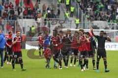 1. Bundesliga - Fußball - FC Ingolstadt 04 - Borussia Mönchengladbach - Sieg Jubel Team auf dem Spielfeld bedanken sich bei den Fans