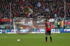 1. Bundesliga - Fußball - FC Ingolstadt 04 - TSG Hoffenheim - Freitstoß Pascal Groß (10, FCI) Fans  Fahnen