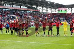 1. Bundesliga - Fußball - FC Ingolstadt 04 - Eintracht Frankfurt - Spiel ist aus, Sieg Jubel Team bedankt sich