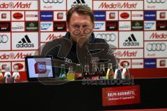1. Bundesliga - Fußball - FC Ingolstadt 04 - Borussia Mönchengladbach - Pressekonferenz nach dem Sieg, Cheftrainer Ralph Hasenhüttl (FCI) gut gelaunt