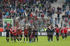 1. Bundesliga - Fußball - FC Ingolstadt 04 - Borussia Mönchengladbach - Sieg Jubel Team auf dem Spielfeld bedanken sich bei den Fans