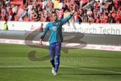 1. Bundesliga - Fußball - FC Ingolstadt 04 - VfL Wolfsburg -  Unentschieden Freude bedankt sich bei den Fans Torwart Ramazan Özcan (1, FCI)