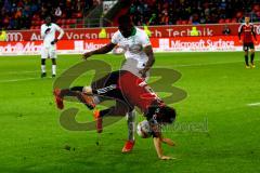 1. Bundesliga - Fußball - FC Ingolstadt 04 - SV Werder Bremen - Lukas Hinterseer (16, FCI) im Zweikampf gegen Papy Djilobodji (3, SV Werder Bremen)