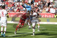 1. Bundesliga - Fußball - FC Ingolstadt 04 - FC Bayern München - kanpp am Tor Lukas Hinterseer (16, FCI) Medhi Benatia (5 Bayern) Torwart Manuel Neuer (1 Bayern)