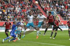 1. Bundesliga - Fußball - FC Ingolstadt 04 - FC Schalke 04 - links Torwart Ralf Fährmann (Schalke 1) boxt Ball weg Joel Matip (Schalke 32) Darío Lezcano (37, FCI)