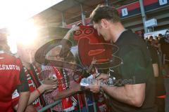 1. Bundesliga - Fußball - FC Ingolstadt 04 - FC Bayern München - Verabschiedung Saisonabschlußfest, Fahnen Schals Jubel Choreo, Autogramme Selfies Cheftrainer Ralph Hasenhüttl (FCI)