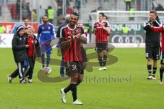 1. Bundesliga - Fußball - FC Ingolstadt 04 - Borussia Mönchengladbach - Sieg Jubel Team auf dem Spielfeld bedanken sich bei den Fans Marvin Matip (34, FCI)