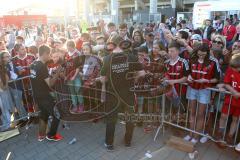 1. Bundesliga - Fußball - FC Ingolstadt 04 - FC Bayern München - Verabschiedung Saisonabschlußfest, Fahnen Schals Jubel Choreo, Autogramme Selfies Stefan Lex (14, FCI) Cheftrainer Ralph Hasenhüttl (FCI)