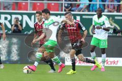 1. Bundesliga - Fußball - FC Ingolstadt 04 - VfL Wolfsburg -  Christian Träsch (Wolfsburg 15) am Ball, hinten Mathew Leckie (7, FCI) und Pascal Groß (10, FCI)