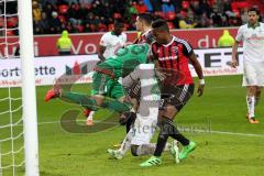 1. Bundesliga - Fußball - FC Ingolstadt 04 - SV Werder Bremen - Torwart Ramazan Özcan (1, FCI) hält den Ball vor Anthony Ujah (21, SV Werder Bremen) fest. Roger de Oliveira Bernardo (8, FCI) und Benjamin Hübner (5, FCI) helfen.