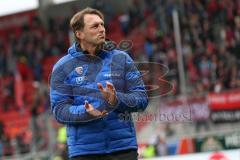 1. Bundesliga - Fußball - FC Ingolstadt 04 - Borussia Mönchengladbach - Sieg Jubel Cheftrainer Ralph Hasenhüttl (FCI) bedankt sich bei den Fans