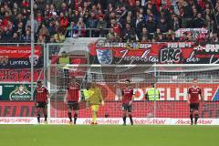 1. Bundesliga - Fußball - FC Ingolstadt 04 - VfB Stuttgart - Ausgleich 1:1, Torwart Ramazan Özcan (1, FCI), hängende Köpfe