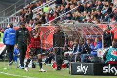 1. Bundesliga - Fußball - FC Ingolstadt 04 - Hannover 96 - rote Karte gegen Romain Brégerie (18, FCI) geht an Cheftrainer Ralph Hasenhüttl (FCI) vorbei