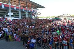 1. Bundesliga - Fußball - FC Ingolstadt 04 - FC Bayern München - Verabschiedung Saisonabschlußfest, Fahnen Schals Jubel Choreo