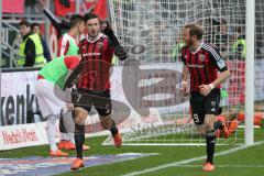 1. Bundesliga - Fußball - FC Ingolstadt 04 - VfB Stuttgart - 2:1 Tor durch Mathew Leckie (7, FCI), Torwart Przemyslaw Tyton (22 Stuttgart) kommt nicht hin. Jubel mit Moritz Hartmann (9, FCI)