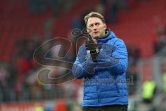 1. Bundesliga - Fußball - FC Ingolstadt 04 - VfB Stuttgart - Cheftrainer Ralph Hasenhüttl (FCI) nach dem Spiel bedankt sich bei den Fans