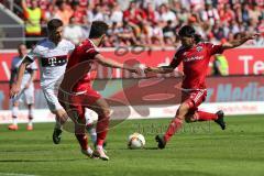 1. Bundesliga - Fußball - FC Ingolstadt 04 - FC Bayern München - rechts Almog Cohen (36, FCI) zieht ab, links Xabi Alonso (14 Bayern) und mitte Mathew Leckie (7, FCI)