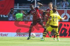 1. Bundesliga - Fußball - FC Ingolstadt 04 - Borussia Dortmund - Roger de Oliveira Bernardo (8, FCI) gegen Shinji Kagawa (BVB 23)