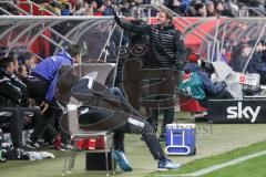 1. BL - Saison 2015/2016 - FC Ingolstadt 04 - Darmstadt 98 - Ralph Hasenhüttl (Trainer FC Ingolstadt 04) schlägt gegen die Spielerbank - Foto: Jürgen Meyer