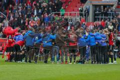 1. BL - Saison 2015/2016 - FC Ingolstadt 04 - Borussia Mönchengladbach - Die Mannschaft bildet einen Kreis nach dem 1:0 Sieg nach dem Spiel - Ralph Hasenhüttl (Trainer FC Ingolstadt 04) - Foto: Meyer Jürgen